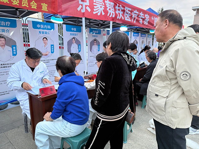 群众在排队等候问诊。