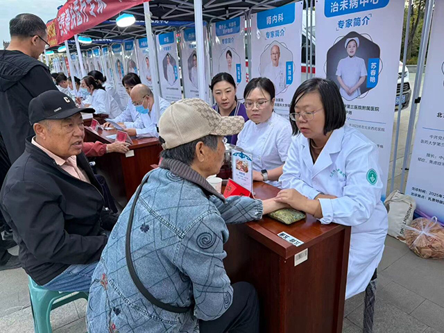 京蒙帮扶医疗专家在为群众把脉问诊。